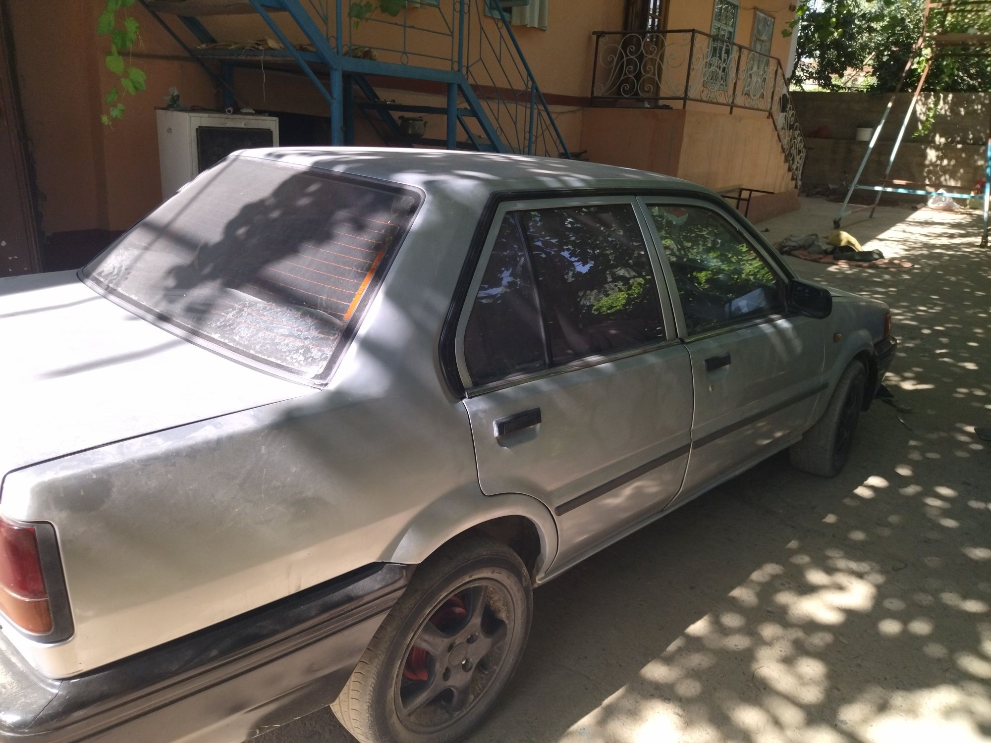 Nissan sotiladi 1990-yilda ishlab chiqarilgan