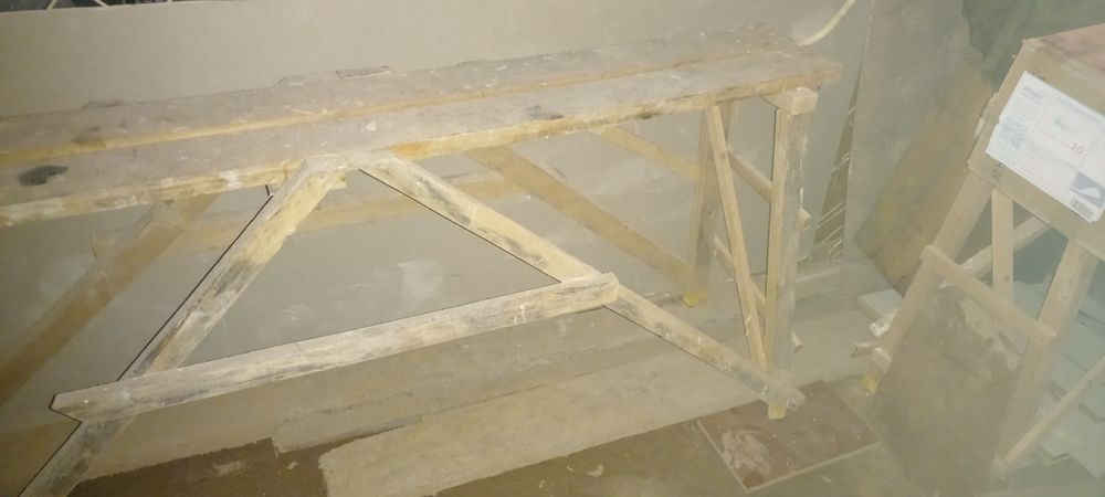 Тремо, вешалка, раковина, трёхколёсный велик и стремянки