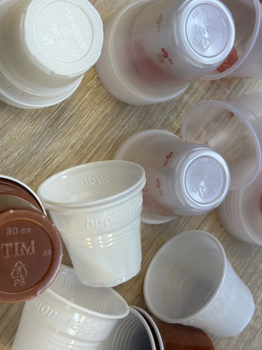 Pahare de plastic ieftine oferta cu zahar si paletine ambalate