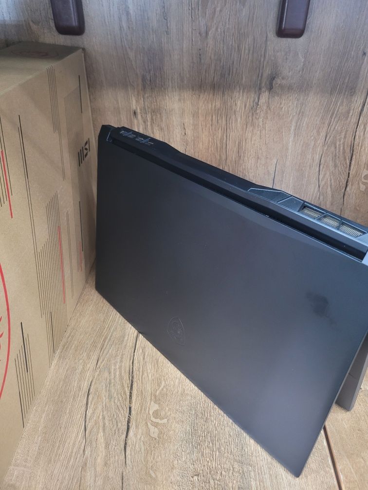 MSI Katana GF76 12UE-037US Core i7-12700H