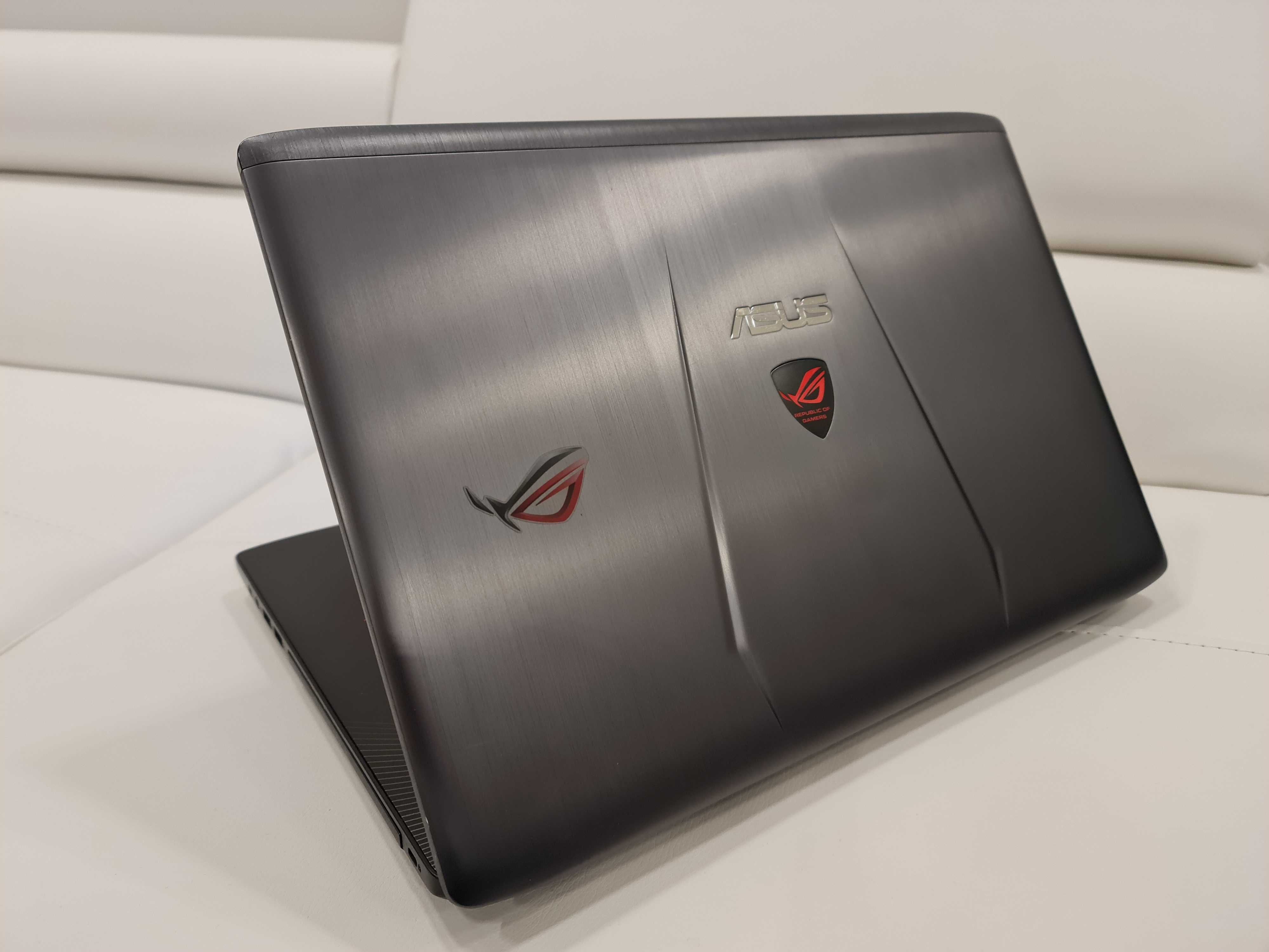Laptop gaming Asus Republic of Gamers ,procesor i7, ecran  17,3 inch