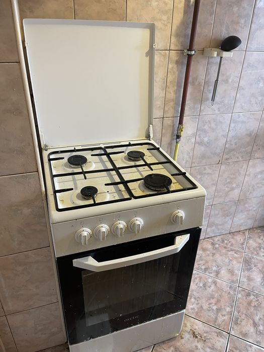 Aragaz cu 4 ochiuri si cuptor