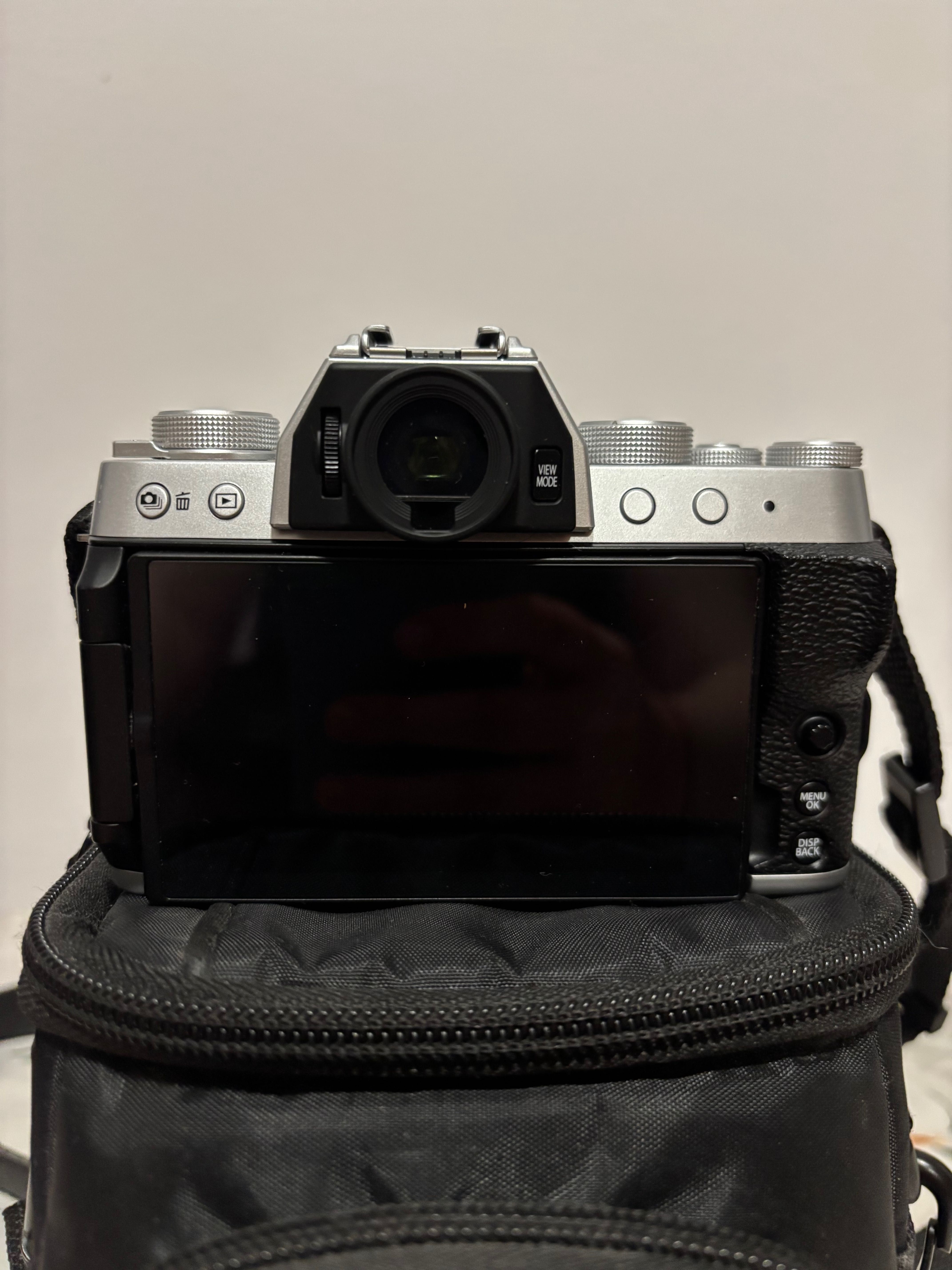 Aparat foto FUJIFILM mirrorless X-T200