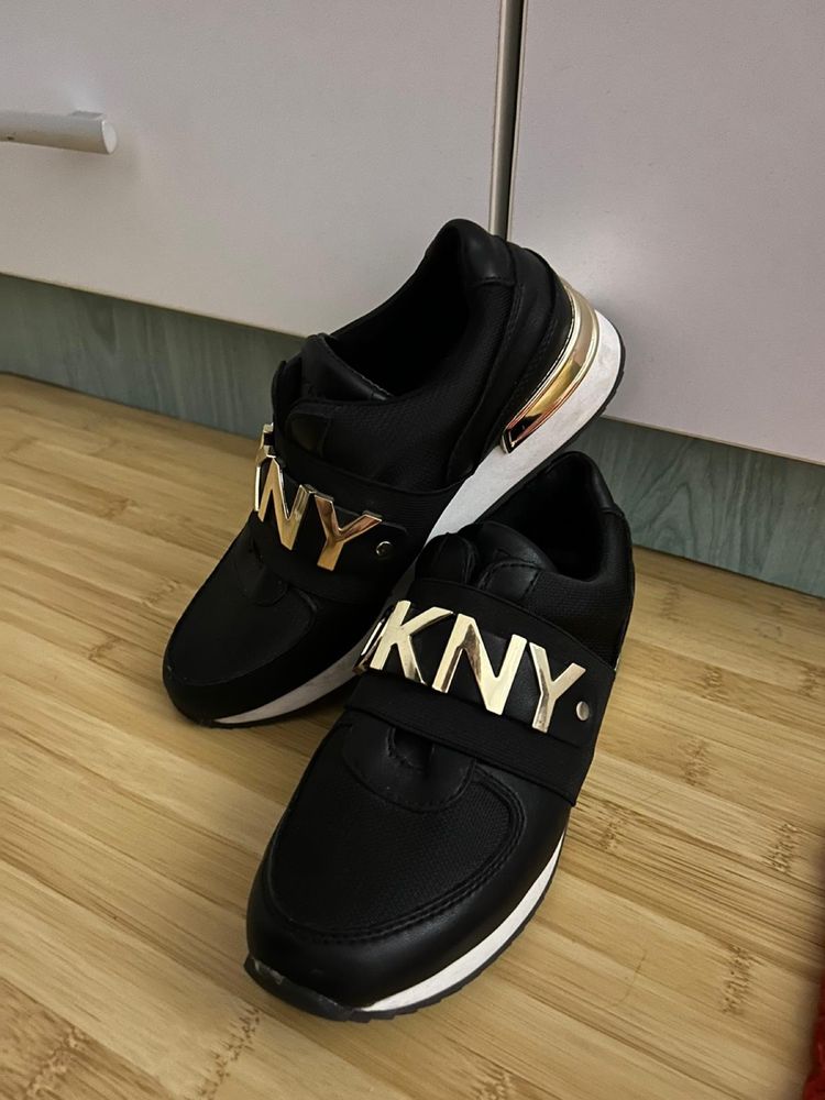 Sneakers  DKNY, noi, negrii, piele ecologică, mărimea 37