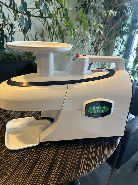 Професионална бавнооборотна сокоизстисквачка Green Star Elite