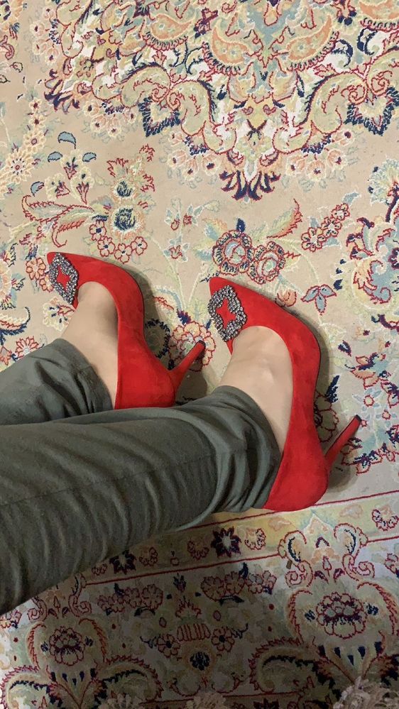 красные замшевые туфли-лодочки