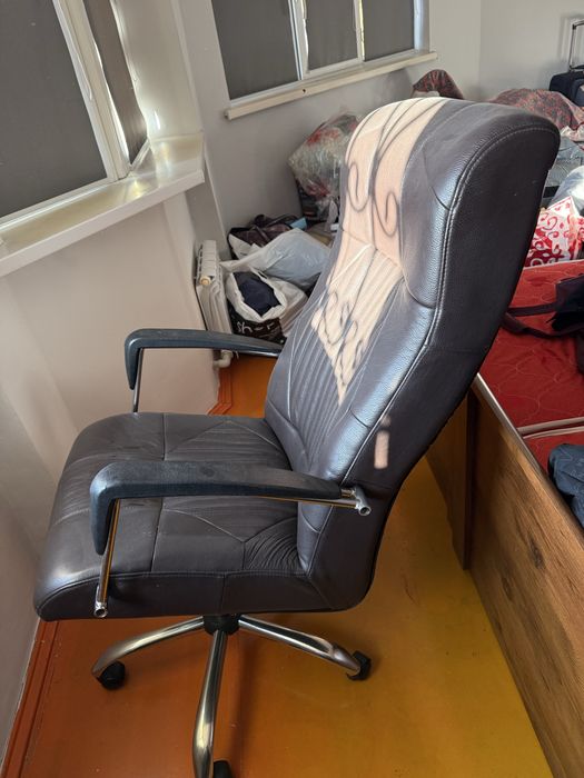 Продам кожанный кресло буу хорошом состояние