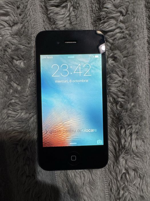 iPhone 4 aproape impecabil