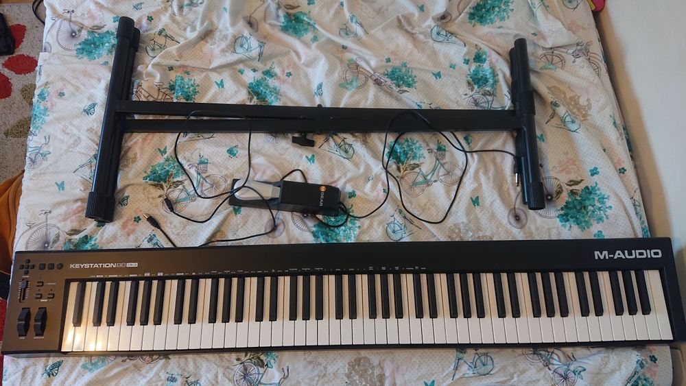 Vând vioara hora reghin electro acustica și clapa m-audio 88 mk3