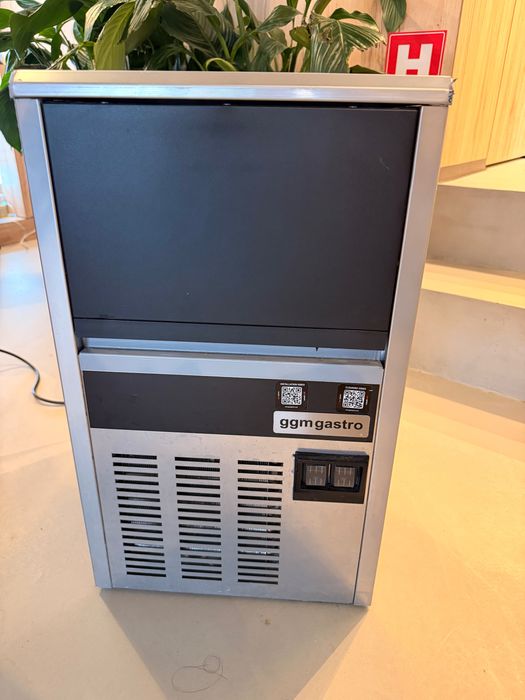 Vand Mașină de gheață - 22 kg / 24 h- stare impecabila + accesorii