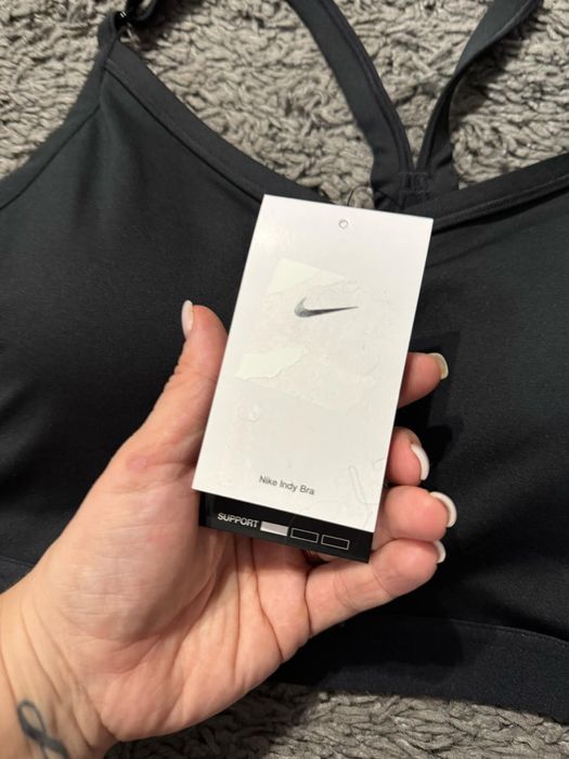 Bustiera Nike noua cu eticheta