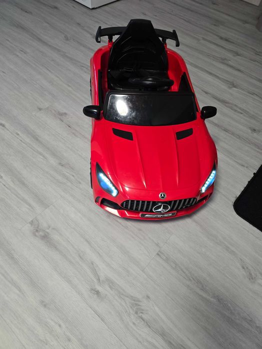 Електрически детски мерцедес, подходяща за деца над 2 години.