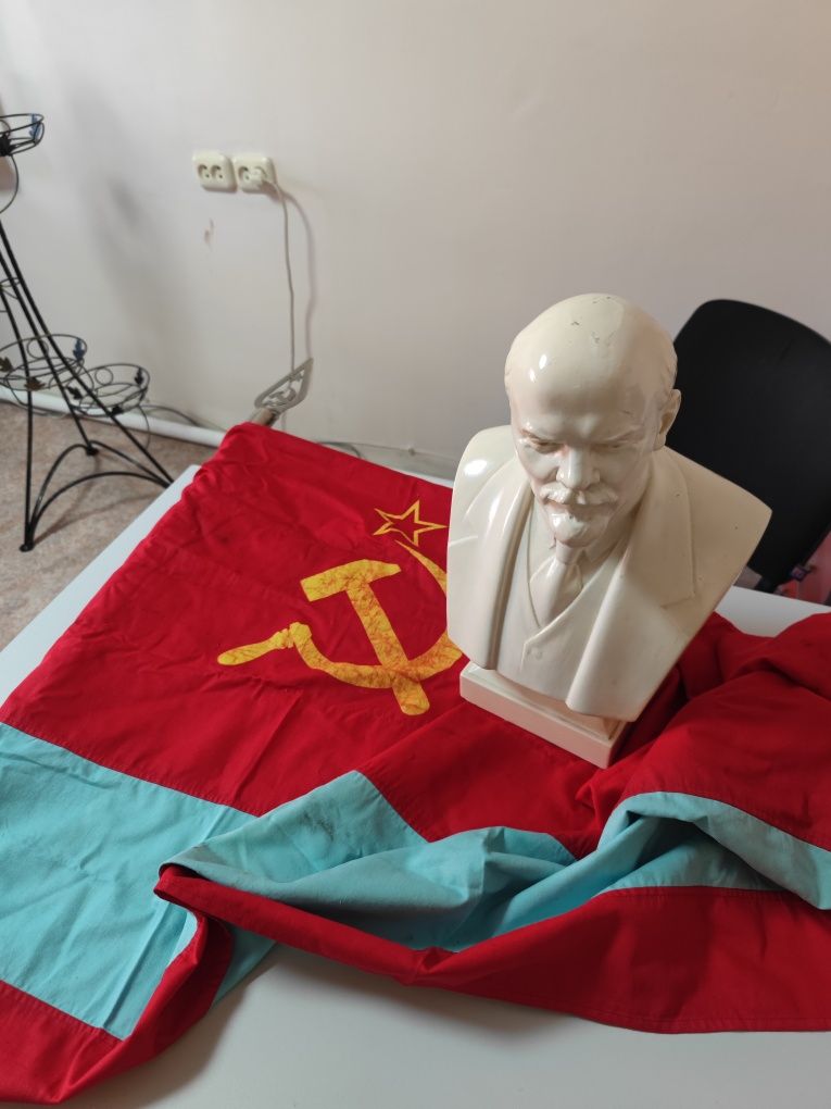бюст Ленина с флагом Казахской ССР