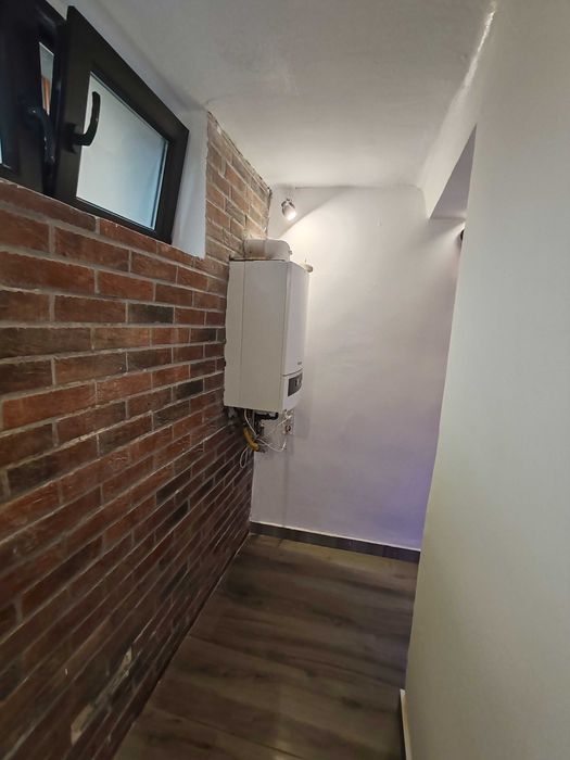 Vând Apartament la demisol cu 2 camere Zona Centrala!