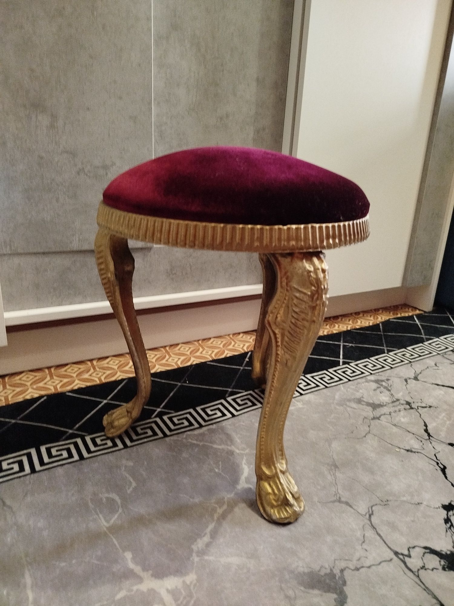 Продам старинную табуретку