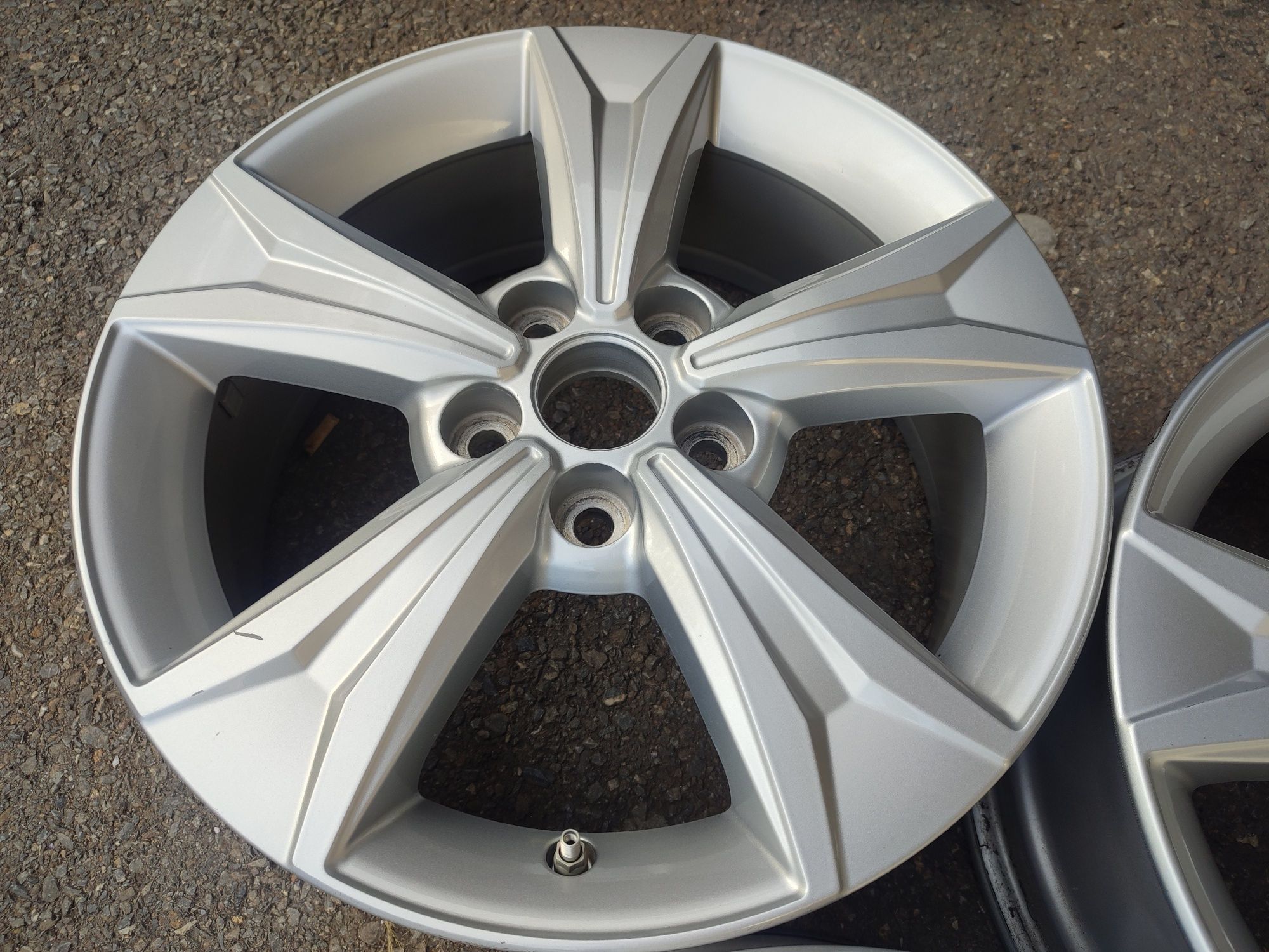 17" оригинални алуминиеви джанти за Toyota Chr,Corolla,Auris, Avencis.
