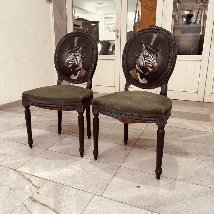 Уникални столове в стил Louis XVI с артистична тапицерия