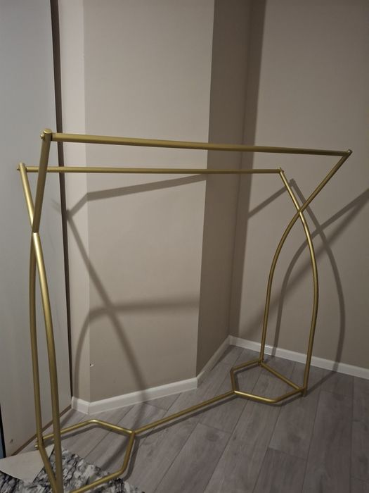 Современная стильная вещалка