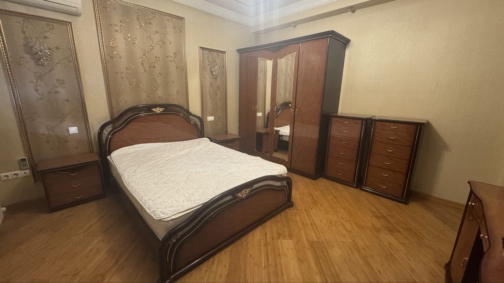 Спальный гарнитур (Италия)