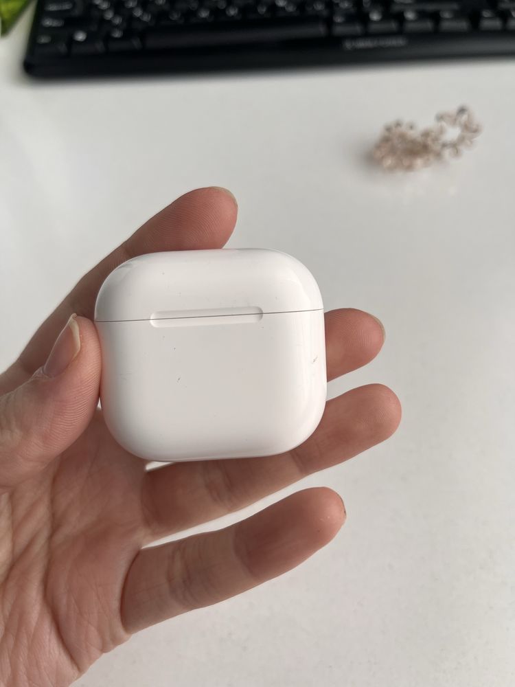 Продам Airpods 4