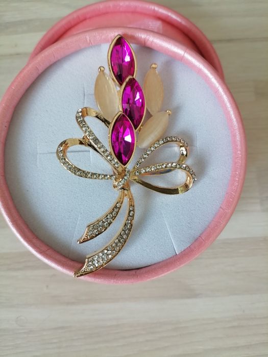 Брошки за медици