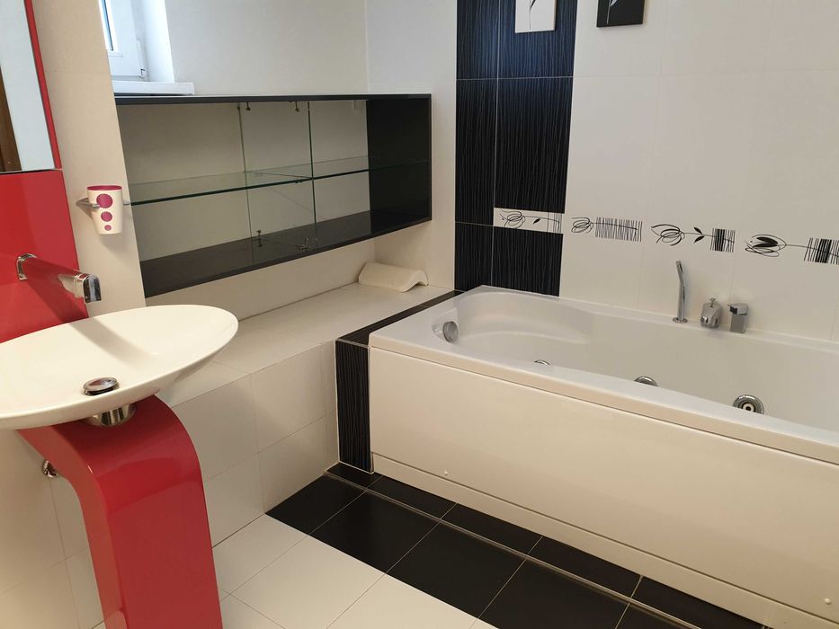 inchiriez apart de LUX, ULTRACENTRAL, 2 cam complet mobilat si utilat