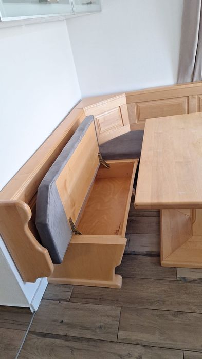 Coltar bucatarie cu masa și scaun