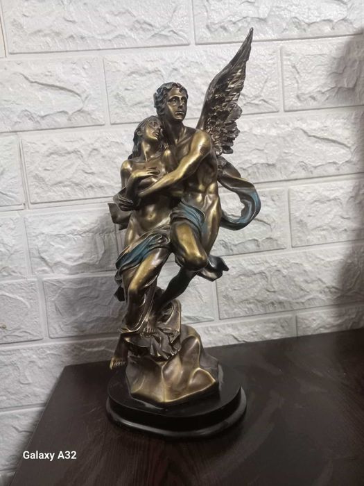 Продавам декоративни статуи, вази и фигури – без забележки