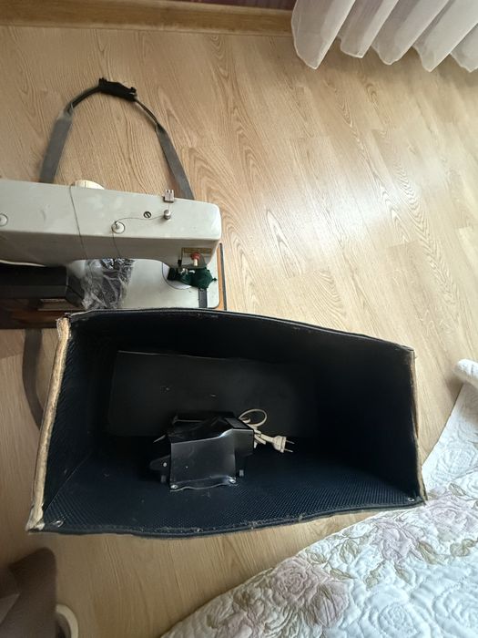 Продаём швейную машину б/у в чехле.