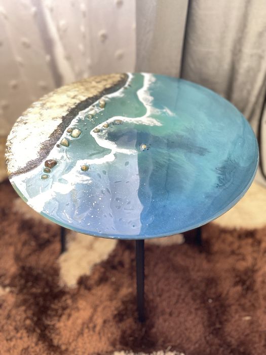 Masuta de cafea Golden Sands decorata cu rasina epoxidica.