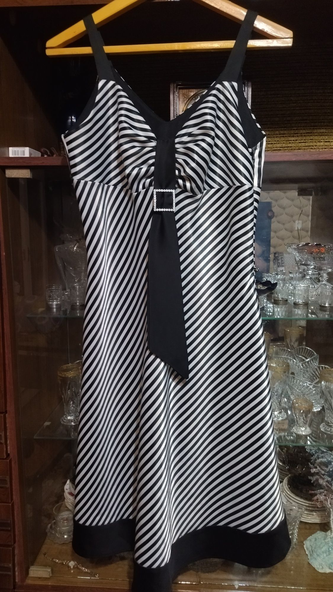Платье на лямках с галстуком