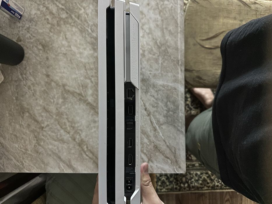 PLAYSTATION 4PRO, с одним джойстиком