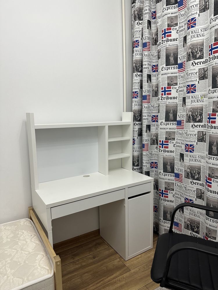 Продам письменный стол Микке, IKEA. +кресло в подарок