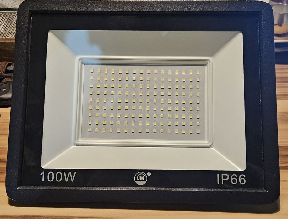 Продам новые прожектора 100W остаток.