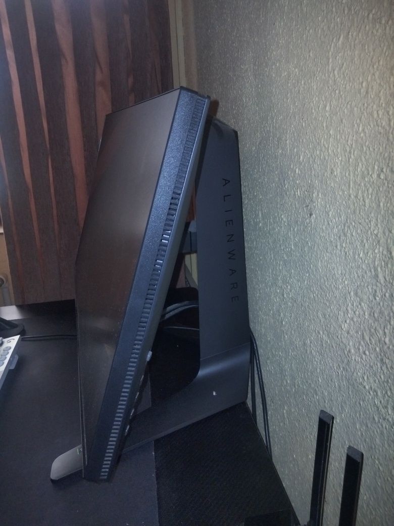 Vând monitor Alienware AW2521H