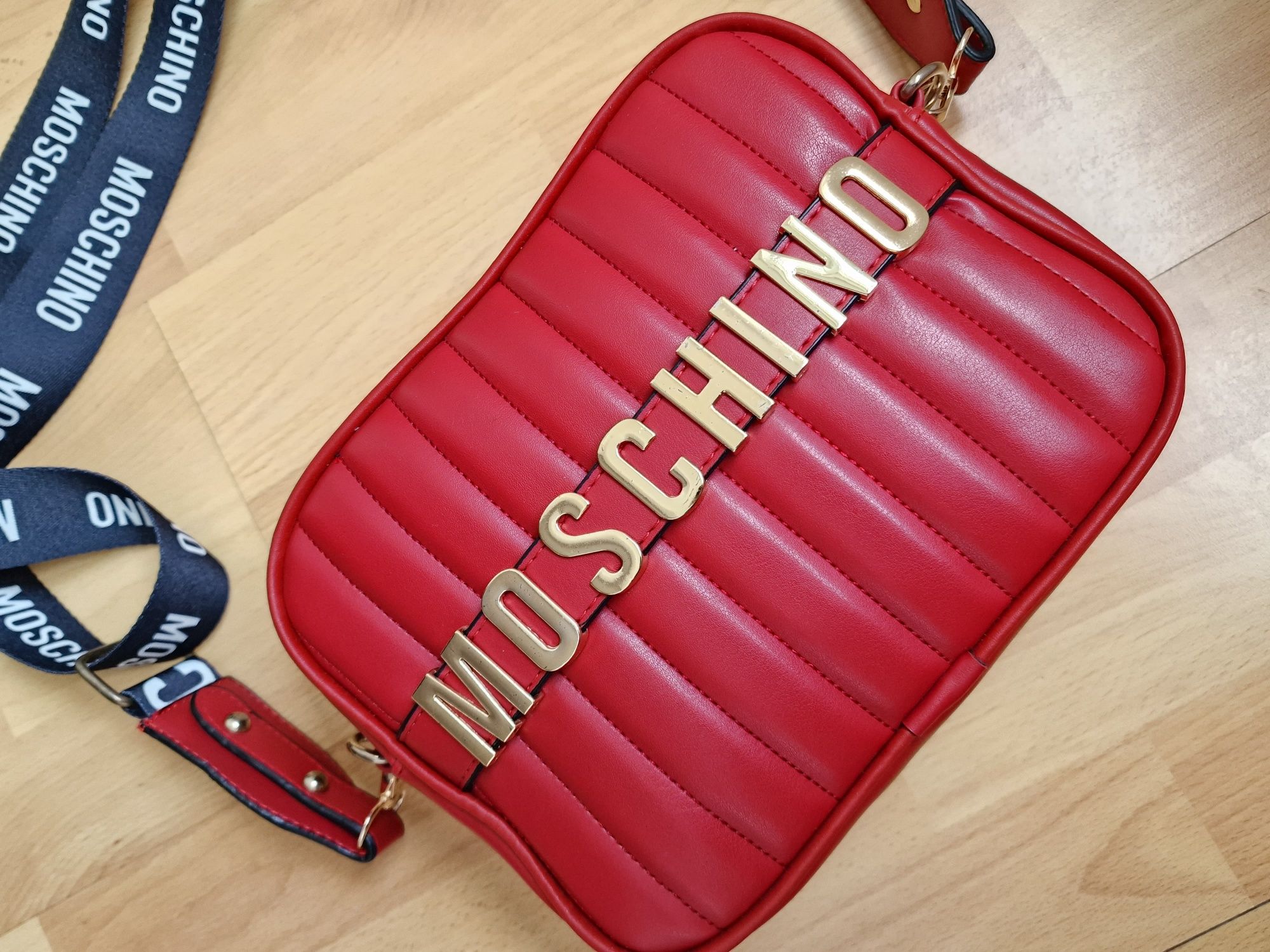 Geantă damă Moschino model deosebit