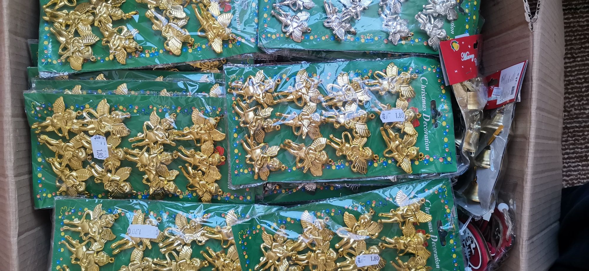 Коледни играчки и декорации