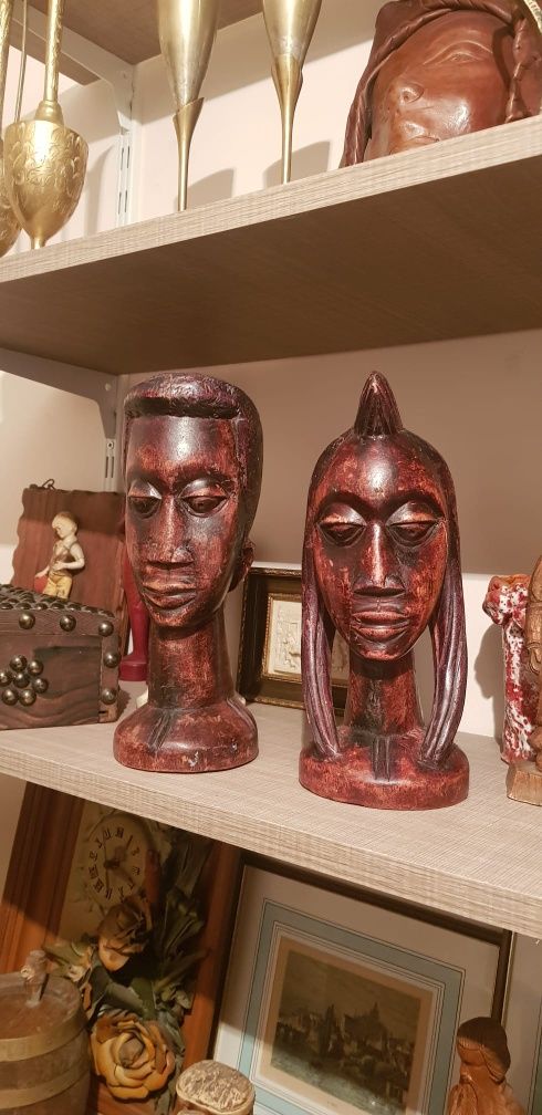 2 busturi din lemn, sculptate manual.