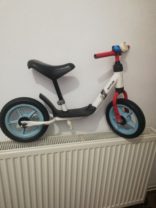Vând bicicleta de echilibru