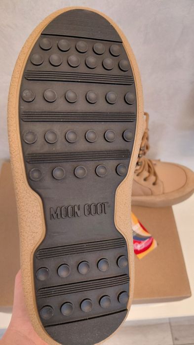 Ghete/ cizme/ bocanci noi Moon Boot Ltrack Combat marimea 37

Ghetele