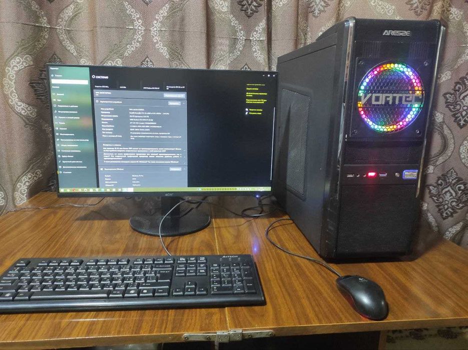 Системный блок с монитором.
