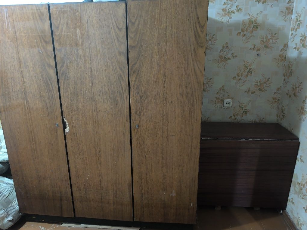 Продам шифонер и стол книжку