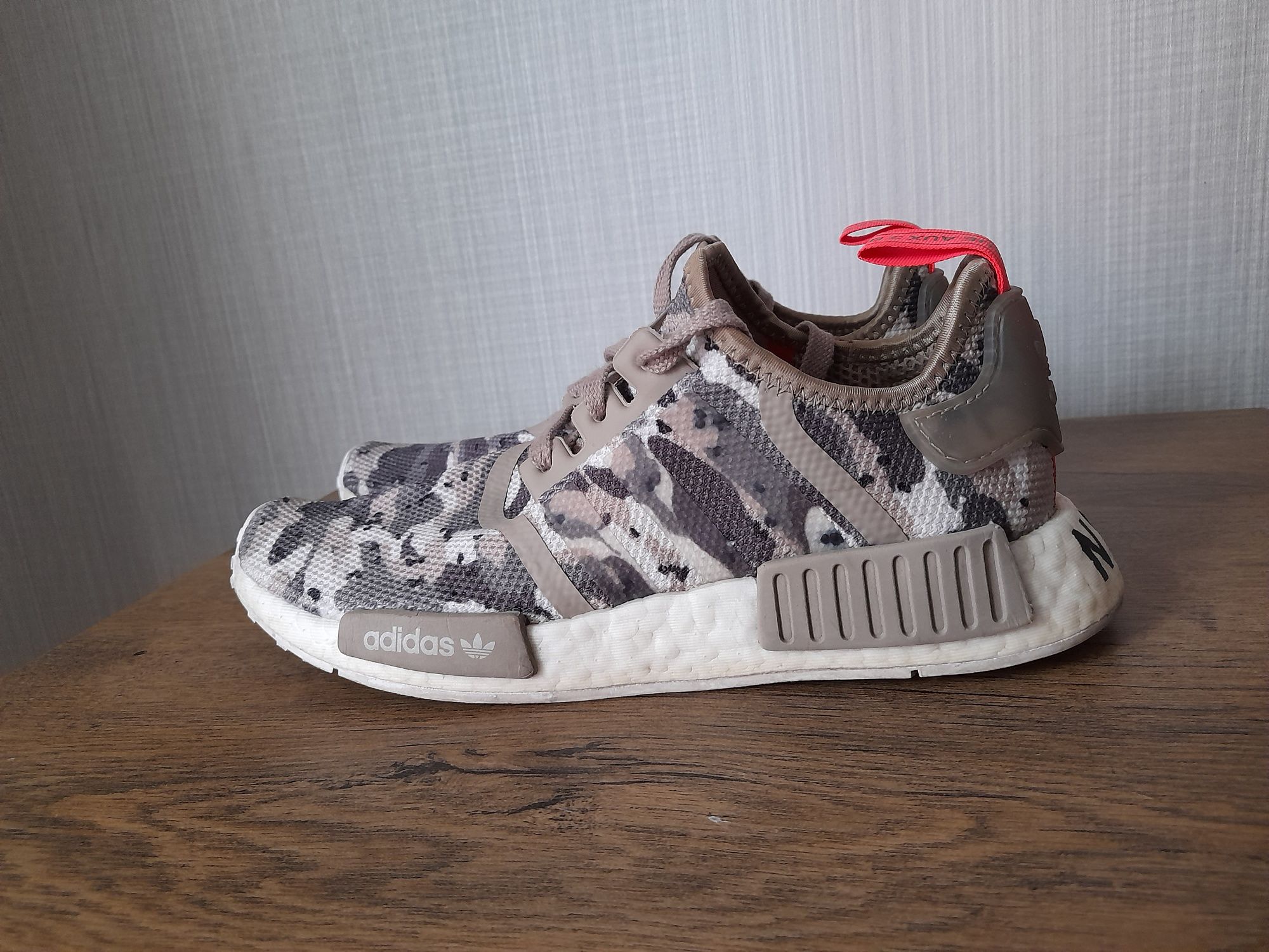 Adidas NMD R1 маратонки 40 номер.