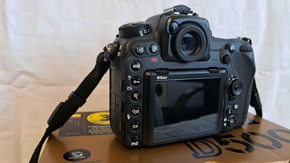 Vând kit Aparat  DSLR Nikon D500 cu obiectiv Nikkor 16-80 mm f 2.8-4E