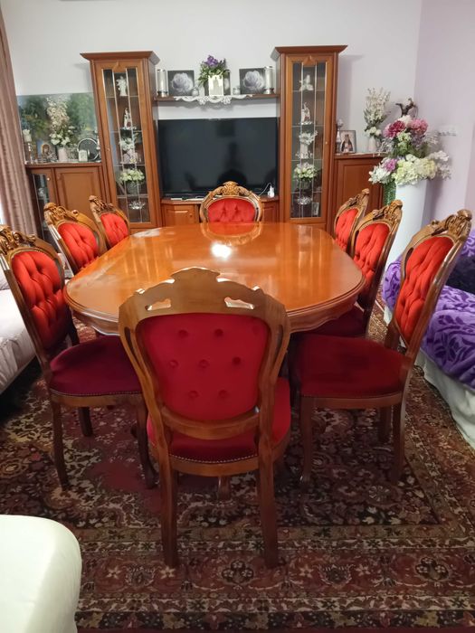 Masă scluptată cu 8 scaune .