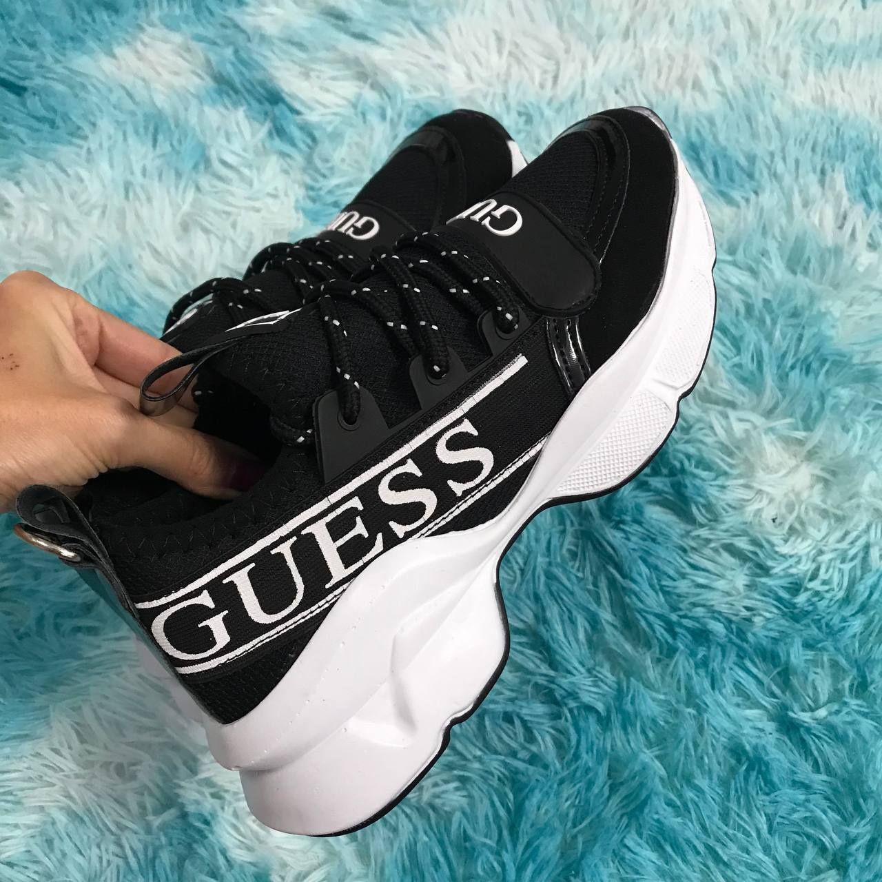 Adidasii unisex Guess

36,38,39,40

230 lei