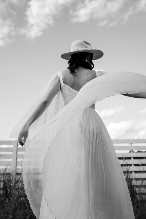 Rochie de mireasa din matase cu aripi fluture