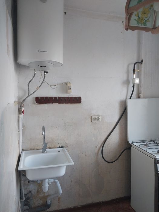 Продам  2 комнатную квартиру, 4 этаж  4/5 , частичный  ремонт, тёплая