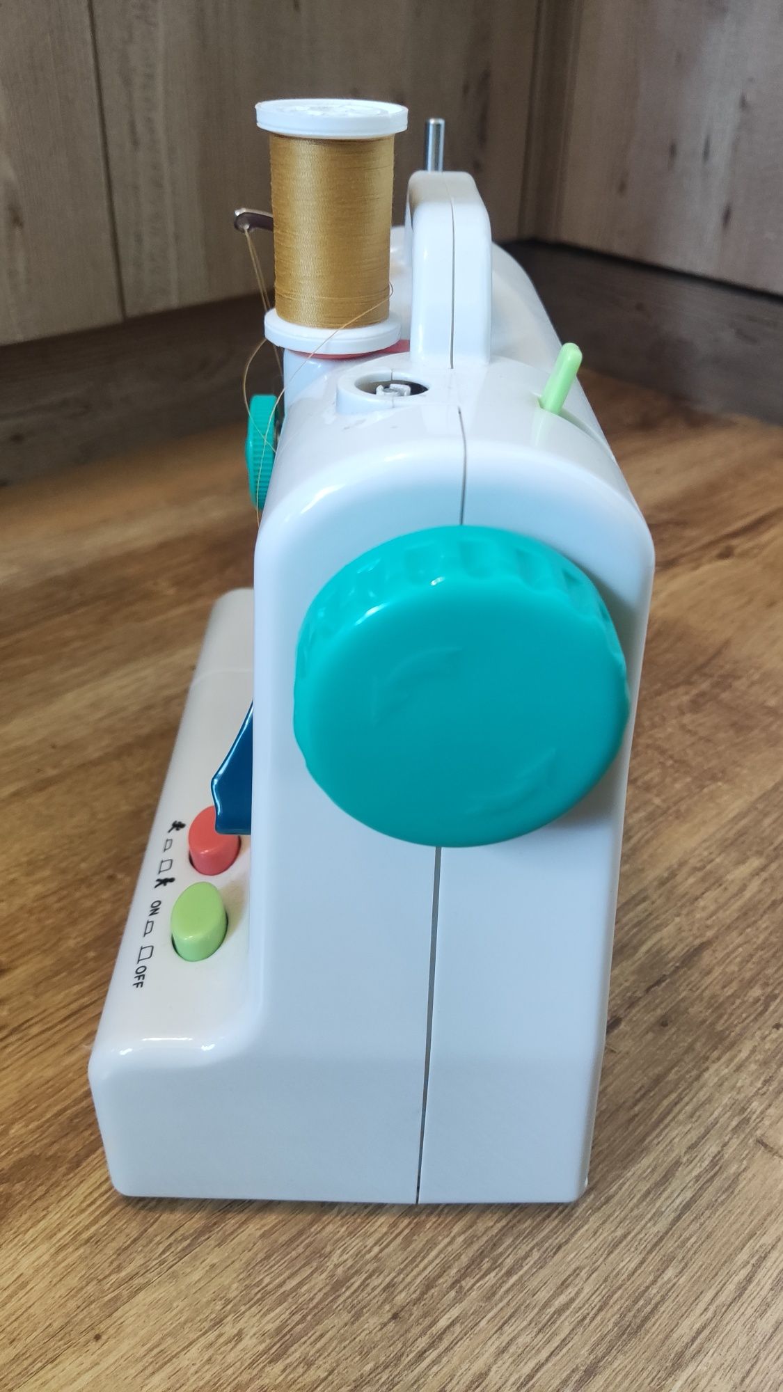 Buki Franсe - Истинска  Шевна машина за деца 
Подходяща възр