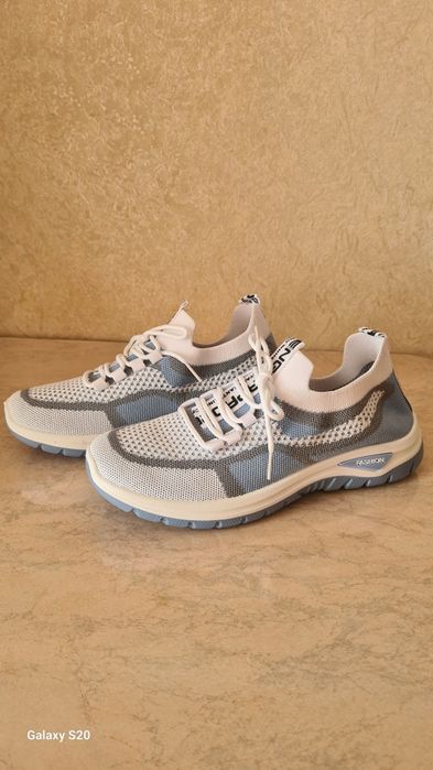 Кроссовки дышащие, длина стельки 26 см